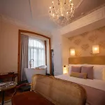 Storytellers Palace Hotell